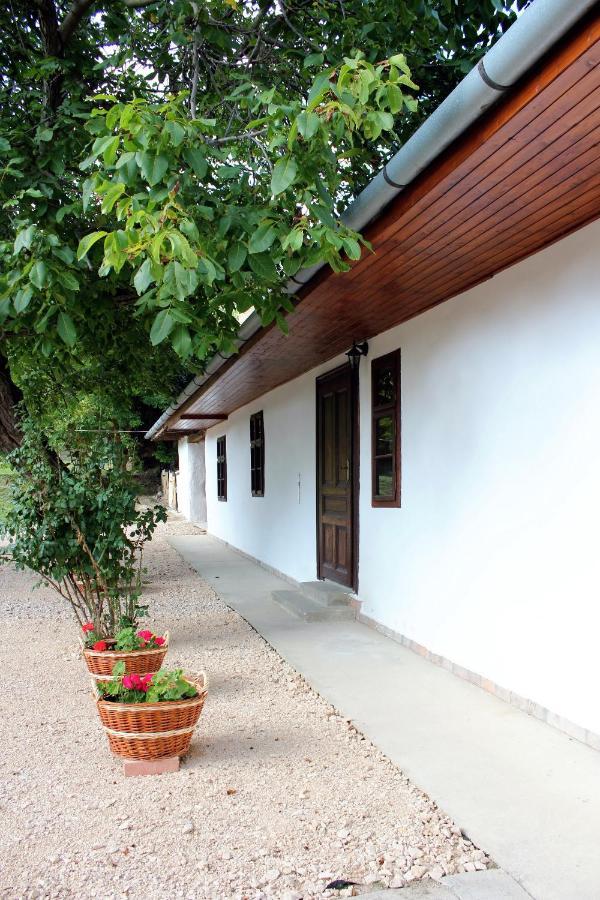 Retro Vendeghaz Villa Nagyharsány Exterior photo